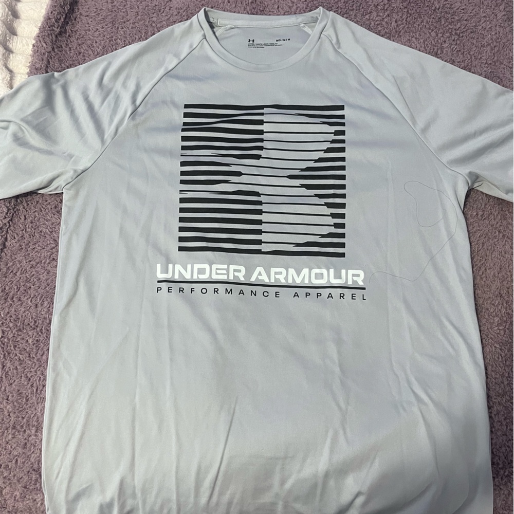 Under Armour Men’s Light Gray Short Sleeve Performance Tee with Black Logo